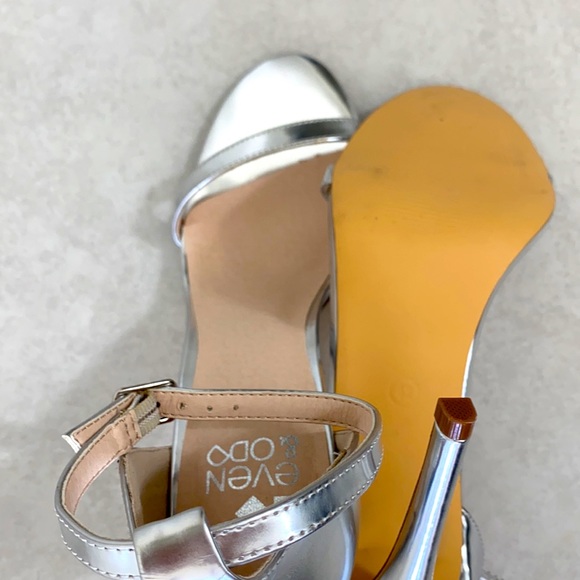 Beautiful Silver heeled sandals - Picture 7 of 9